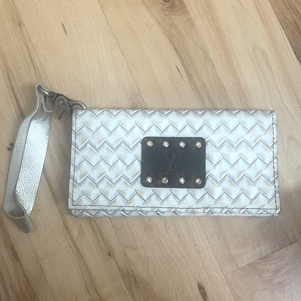 NWT! Keep it Gypsy Leather LV Wristlet/Wallet w/card slots. Retails for $148